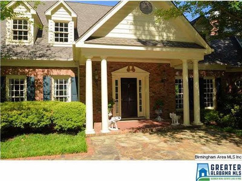 A welcoming home with lovely lake views!
