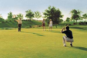 Del Webb La Cresta - Davenport, Florida - New active adult Del Webb community located within the master planned golf community of Ridgewood Lakes; minutes from endless shopping, fabulous dining and Orlando's world famous theme parks. Amenities include  championship 18-hole golf course, clubhouse, tennis, nature trails, canoeing, horseshoes, bocce ball and a fishing pond. Homes priced from the mid $200,000's.