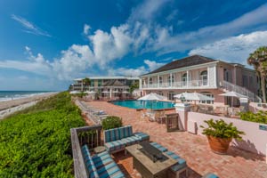 Sea Oaks Beach & Tennis Club in Vero Beach, Florida - Located on Vero Beach’s barrier island, this ocean-to-river community provides a relaxed, Old Florida way of life. Amenities include a full-service beach club, active tennis program, fitness center, and a marina. Villas, Condos, Cottages, Single Family Homes and Courtyard Homes are priced from $200,000 to $1 million.